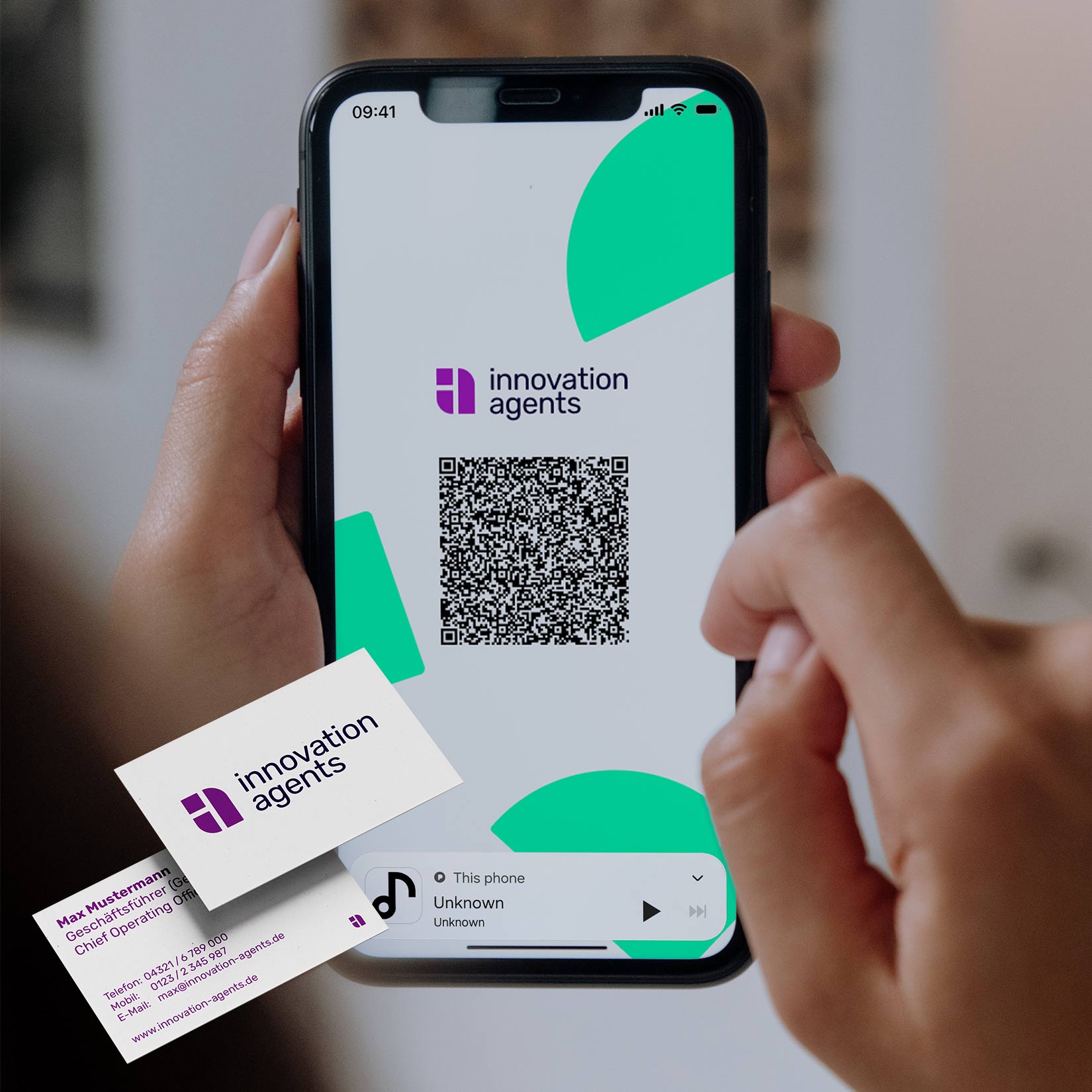 Foto eines Handys mit der digitalen Visitenkarte von Innovation Agents und Darstellung der Visitenkarte in Printversion